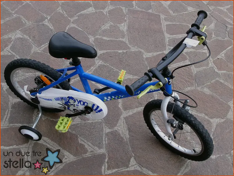 2587/24 - 16 bicicletta blu BTWIN con rotelle