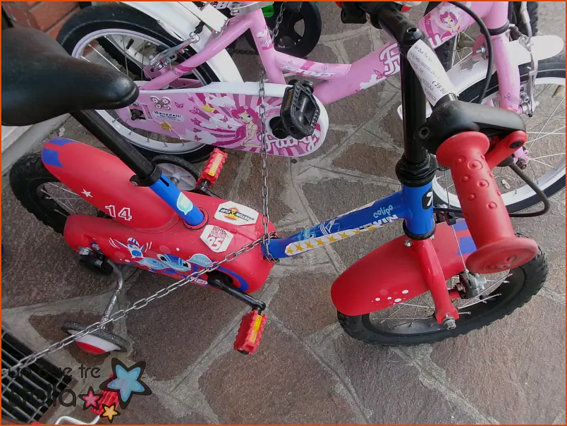 3218/24 - 14 bicicletta rosso blu DECATHLON BTWIN + rotelle
