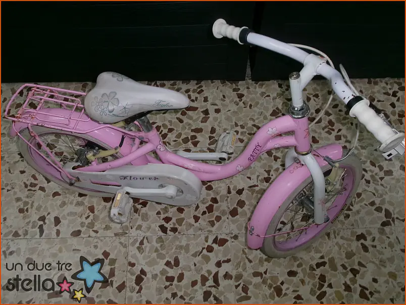 3395/24 - 16 bicicletta bianca rosa con portapacchi