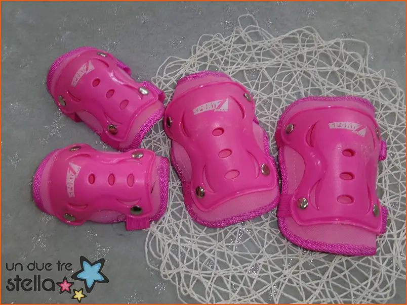 446/24 - 4x protezioni pattini/roller/bici rosa