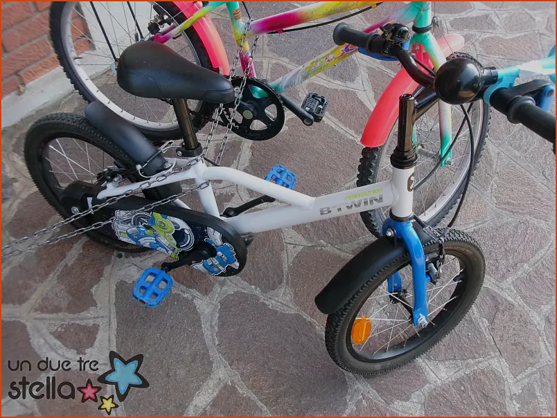 5606/26 - 16 bicicletta bianca blu BTWIN