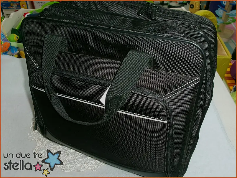4030/24 - Amazon Basics borsa per laptop, con rotelle fluide e tasca frontale 