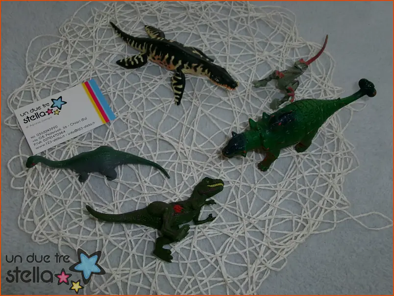 4819/24 - Set dinosauri misti