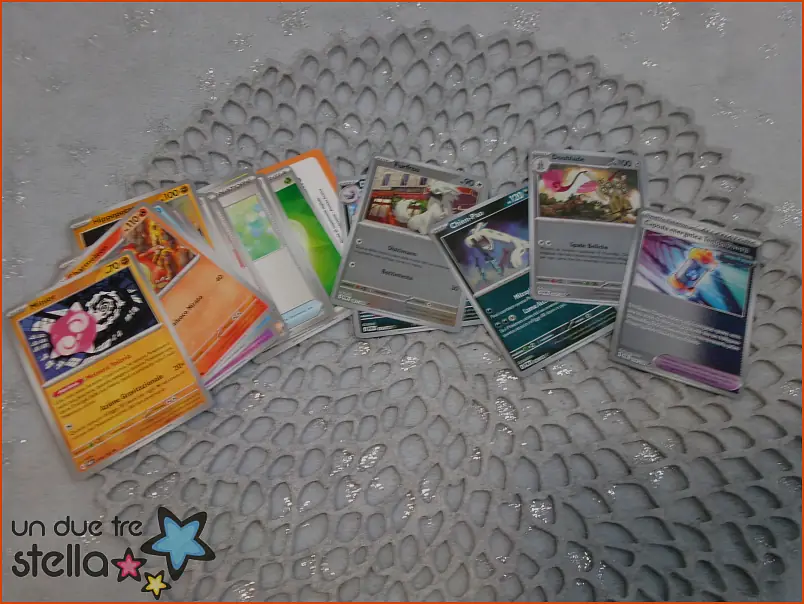5484/26 - 20 carte POKEMON miste + codici (almeno 4 HOLO/REVERSE)