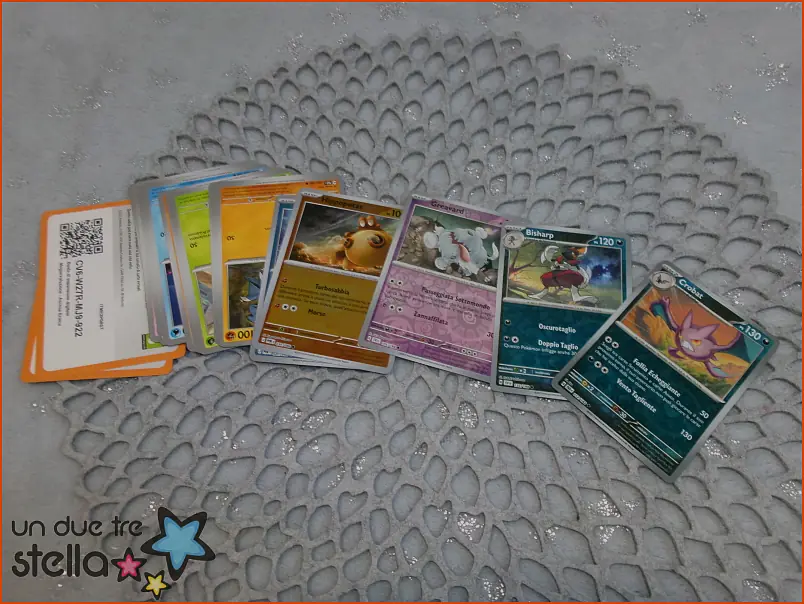 5485/26 - 20 carte POKEMON miste + codici (almeno 4 HOLO/REVERSE)