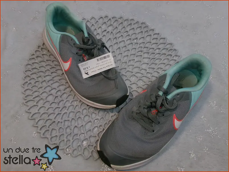 5220/26 - 35.5 ginnastica grigio azzurro NIKE
